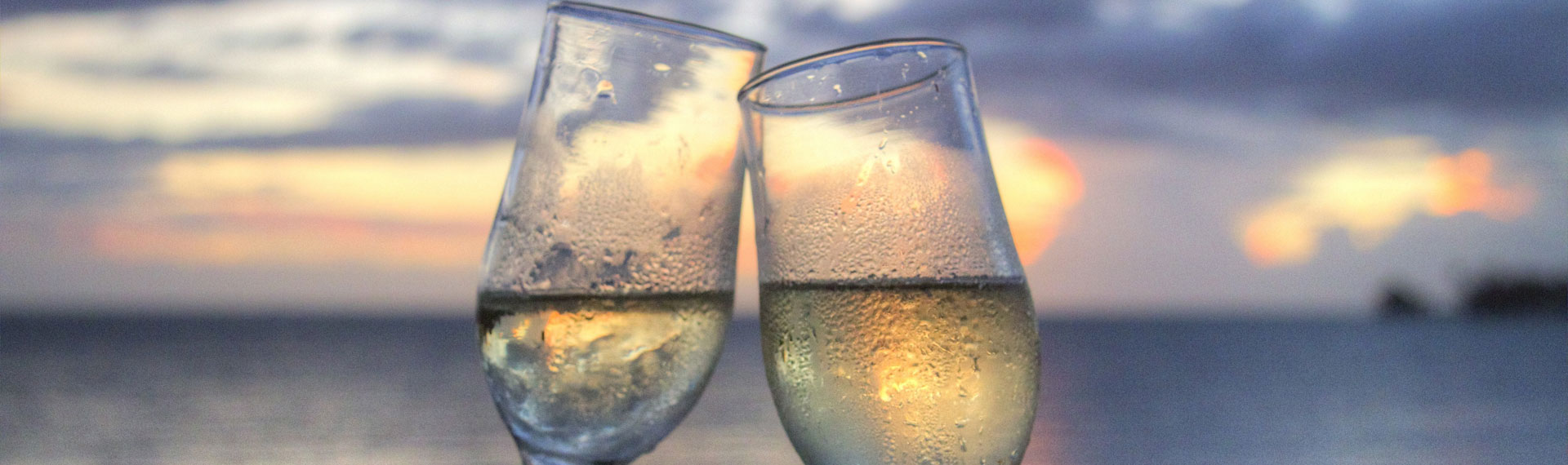 Good Spirit proosten-twee-glazen-champagne.jpg